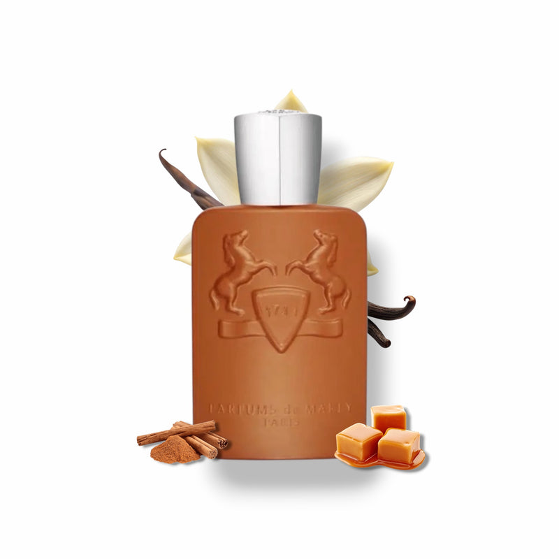Frasco de perfume Althair de Parfums de Marly sobre fondo blanco rodeado de canela, vainilla y flores